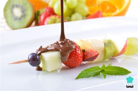Brochetas de fruta con chocolate derretido y espolvoreado de coco