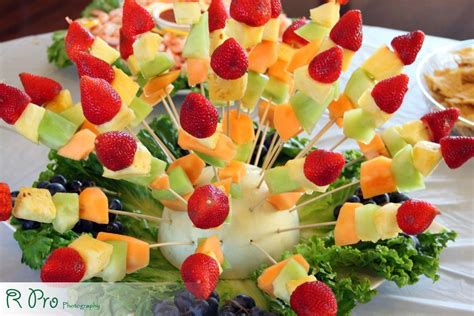 Centro de mesa con brochetas de fruta dispuestas como un ramo