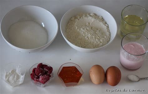 Ingredientes para magdalenas: huevos, yogur, harina, frambuesas