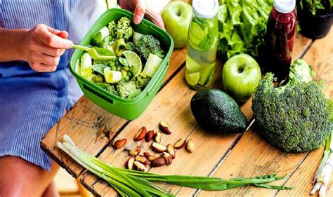 esquema comparativo de los beneficios de las dietas veganas frente a dietas omnívoras.