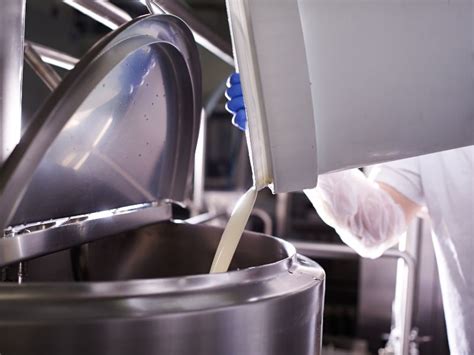 Maquinaria industrial para la mezcla de ingredientes de helado.