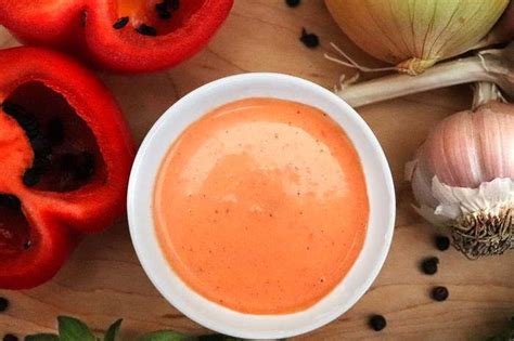 Crema de rocoto y cebolla recién preparada sobre papas cocidas
