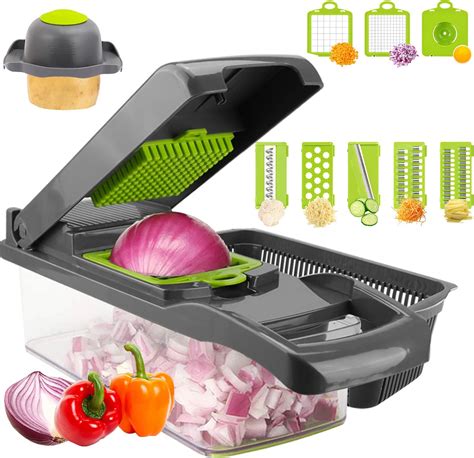 Variedad de cortes de verduras realizados con un cortador multifuncional y una mandolina