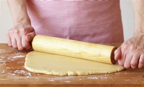 Infografía mostrando el proceso de estirar la masa de arroz con un rodillo.