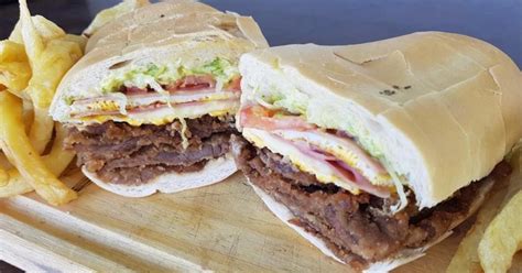Sándwich de milanesa completo tucumano con todos sus ingredientes