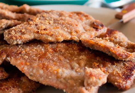 Preparación de la marinada para milanesas con huevos, ajo y perejil