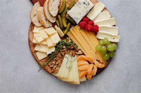 Foto de una tabla de quesos variados, algunos etiquetados como 
