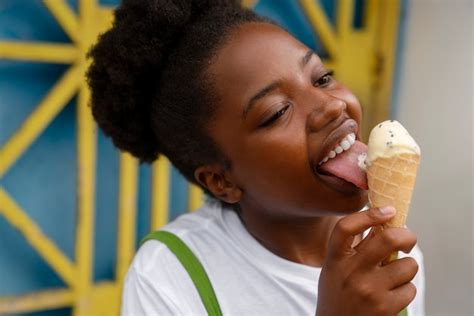 Persona disfrutando de un helado cremoso