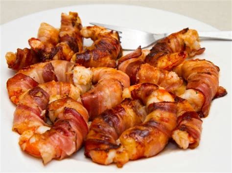 Foto temática de camarones envueltos en tocino y falda de res