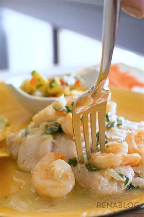 Plato de camarones envueltos en falda de res con salsa
