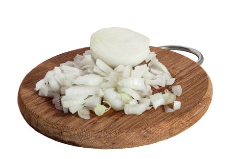Cebolla picada en un recipiente hermético dentro de un refrigerador.