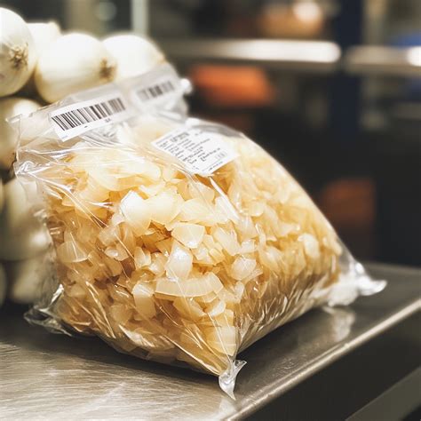 Imagen de cebollas picadas congeladas en una bolsa para congelador.