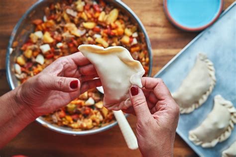 Detalle del repulgue o borde decorativo de una empanada