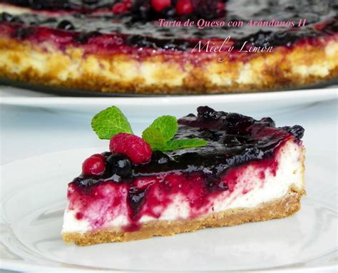 Tarta de capas rellena con crema de arándanos y queso crema