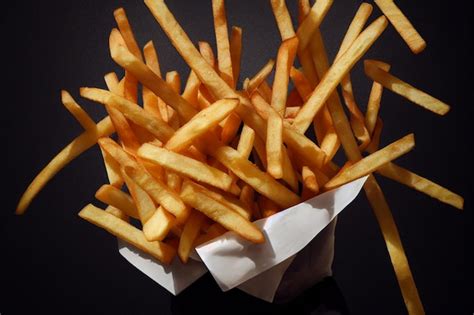 Plato de papas duquesas fritas doradas y crujientes, listas para servir