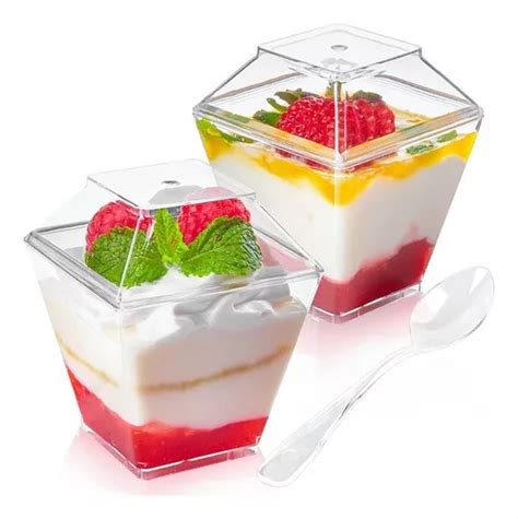 pocillos de postre de vidrio con postres individuales