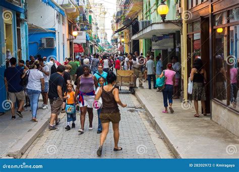 Interacción amistosa de cubanos en la calle