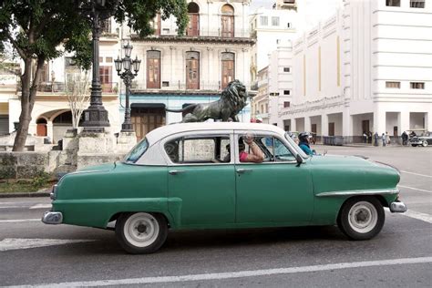 Un clásico coche americano (almendra gigante) circulando por La Habana