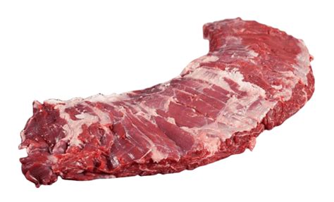 Corte de entraña de cerdo cruda con un fondo de hierbas aromáticas