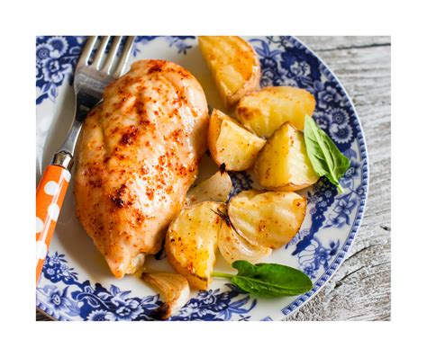 Foto de pechuga de pollo asada con patatas en rodajas y chimichurri en un plato