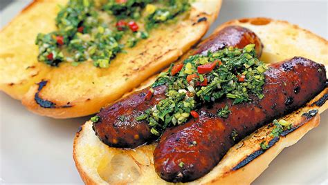 Foto de un choripán del Kiosko Roca con su pasta de chorizo y mayonesa casera
