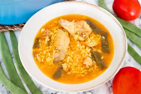 Plato de caldo de pollo con arroz y garbanzos