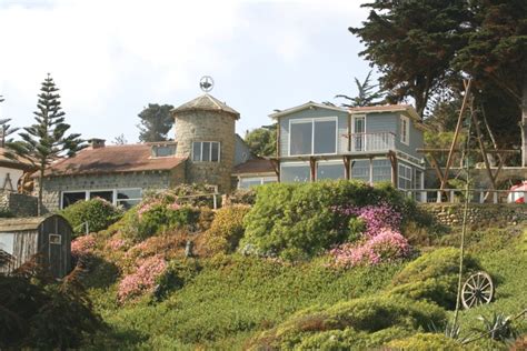 Pablo Neruda en su casa de Isla Negra, quizás observando el mar que inspiró su oda.