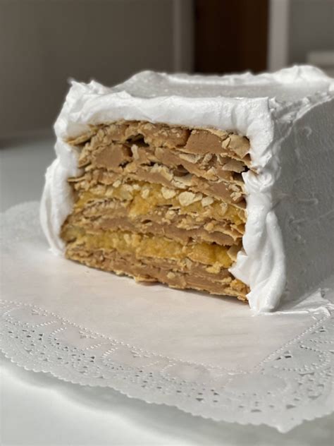 Capas de hojarasca con rellenos de manjar y huevo moll