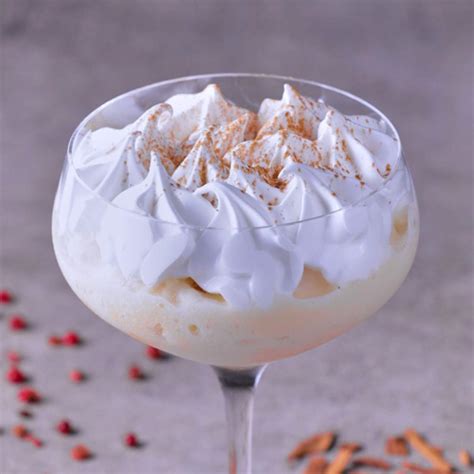 Suspiro de manjar en copas decoradas con merengue