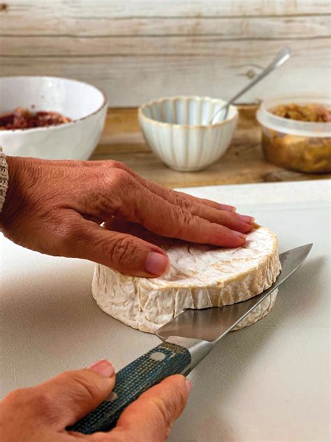 Infografía mostrando las capas de relleno para el camembert: mermelada, cebolla caramelizada, confit de pato.