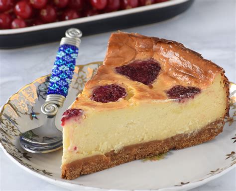 Porción de Käsekuchen alemán con frutas frescas y base de masa quebrada