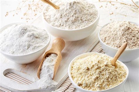 Imagen de diferentes tipos de harinas sin gluten (arroz, maíz, tapioca, almendra) y almidones (papa, maíz) que componen una premezcla.
