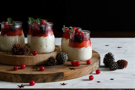 Mousse de yogur ligera en vasitos individuales con frutos rojos