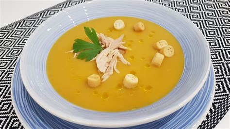 Plato de crema de calabaza con pollo y gambas