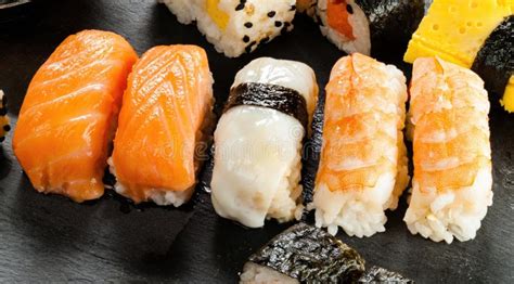 Fotografía de diferentes tipos de nigiri preparados