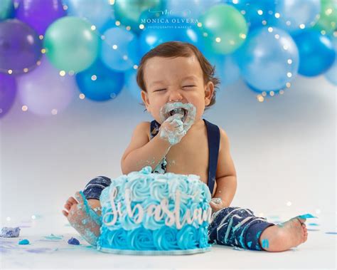 Bebé riendo con pastel de Smash Cake