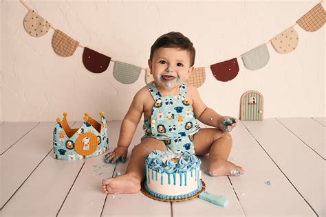 Bebé explorando pastel de Smash Cake en decorado de cumpleaños