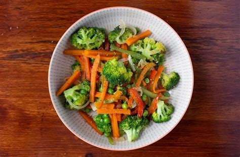 Vegetales salteados para ensalada primavera