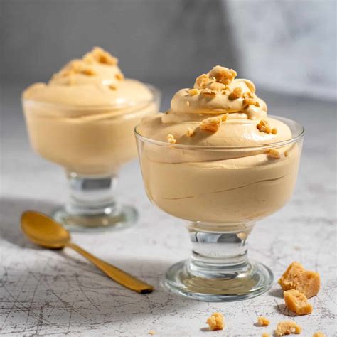 Mousse de dulce de leche en copas individuales con topping