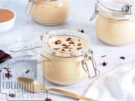 Mousse de dulce de leche con frutos rojos y menta como decoración
