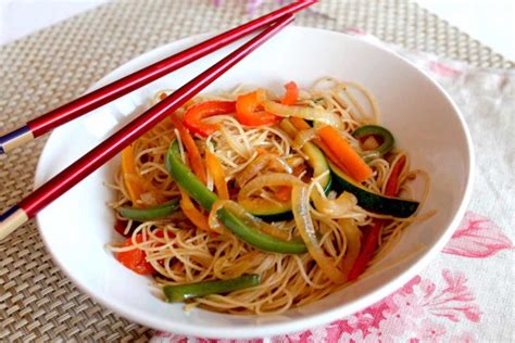 Wok con fideos de arroz y verduras salteándose