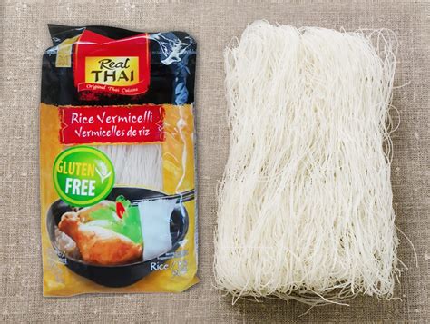 Plato con fideos de arroz vermicelli crujientes como guarnición