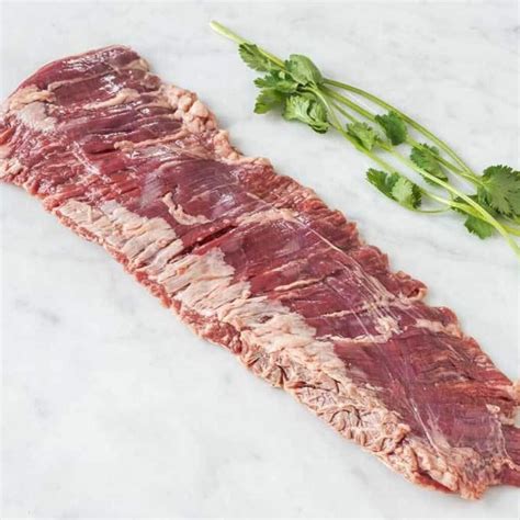 Corte de carne de entraña de res, ideal para asar a la parrilla