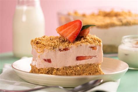 Tarta helada de fresa con base de galletas decorada