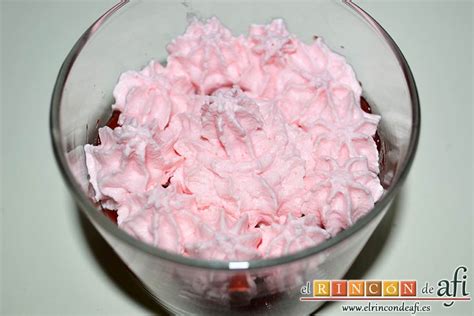 Proceso de mezcla delicada de crema de fresa y nata montada
