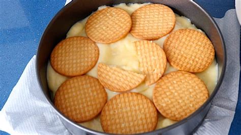Montaje de las capas de galletas y crema de fresa en un molde