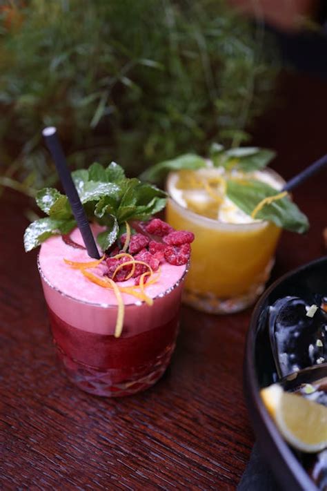 Cócteles veganos de temporada, decorados con frutas y hierbas