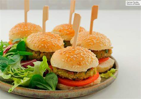 Mini hamburguesas de quinoa y aguacate servidas como aperitivo
