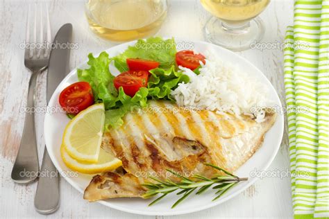 Plato de arroz con pescado y ensalada fresca