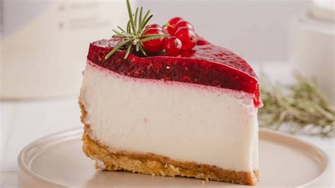 Torta de yogurt sin horno terminada con capa de gelatina